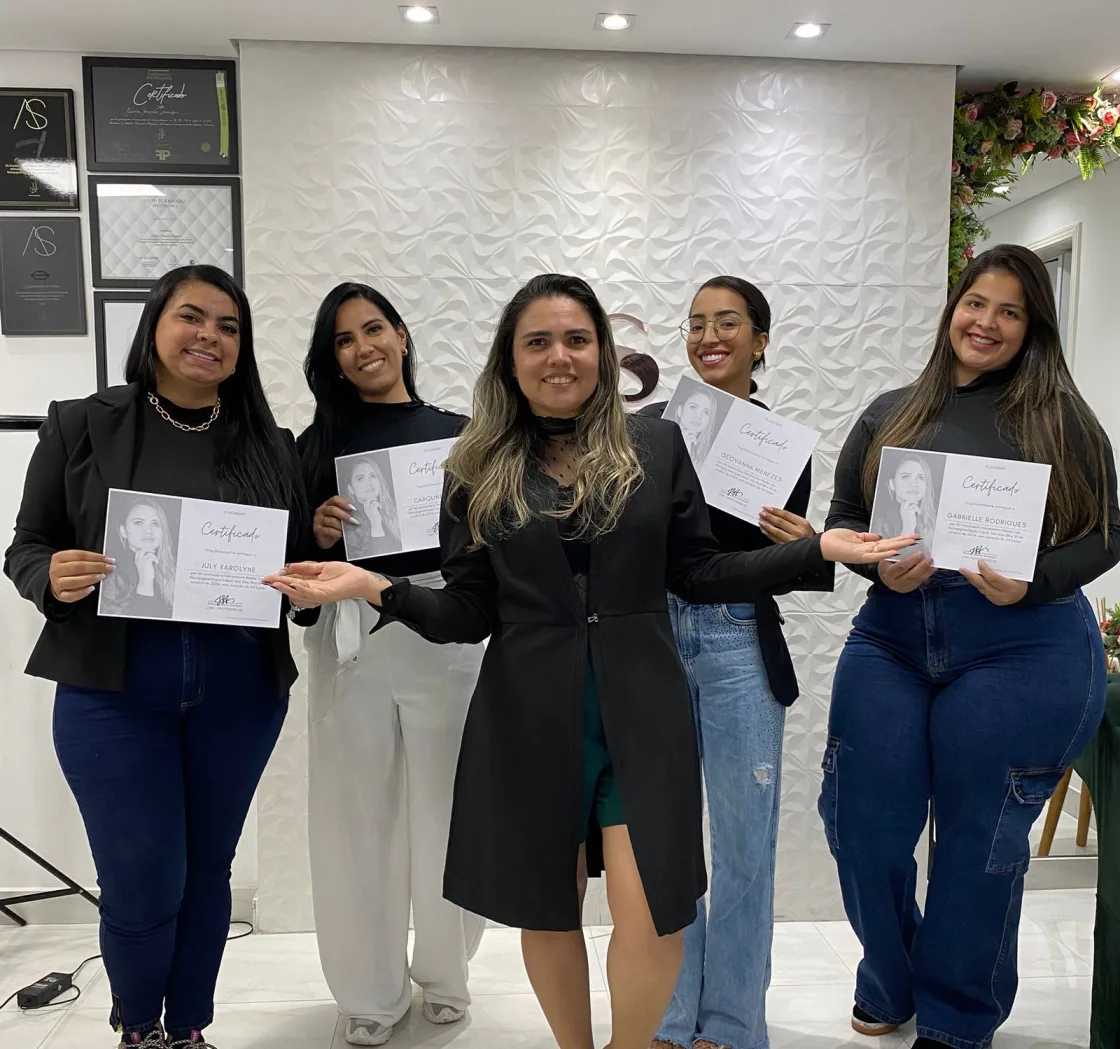 Turma formada na JS Academy com certificados de micropigmentação