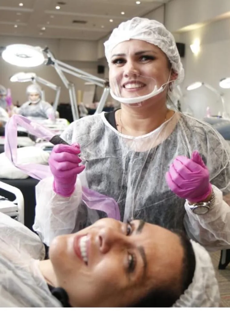 Juliana Sampaio, micropigmentadora e fundadora da JS Academy